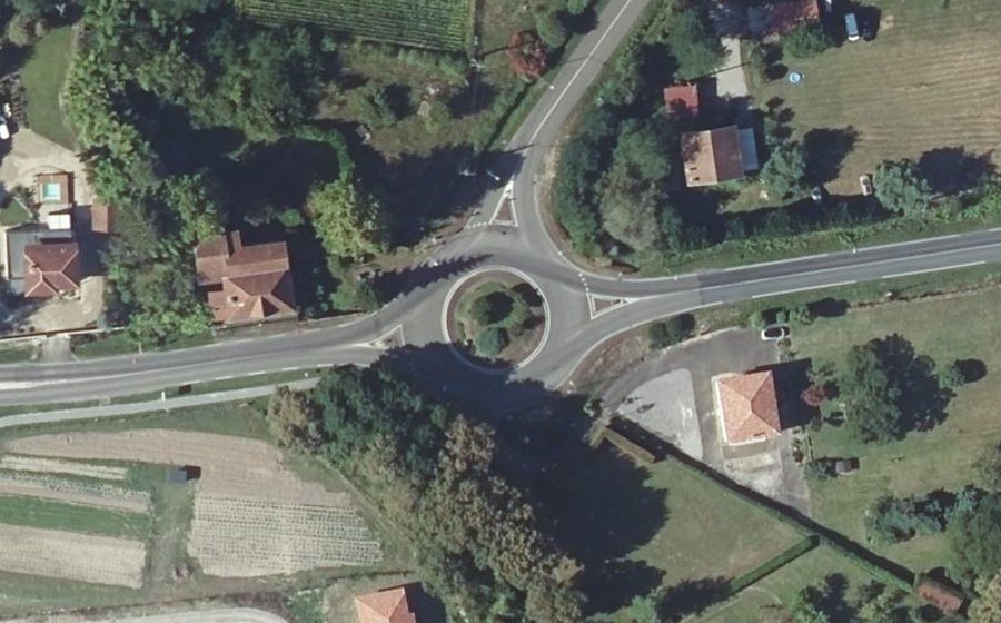 Vue aérienne du Rond-point anonyme n°27211563