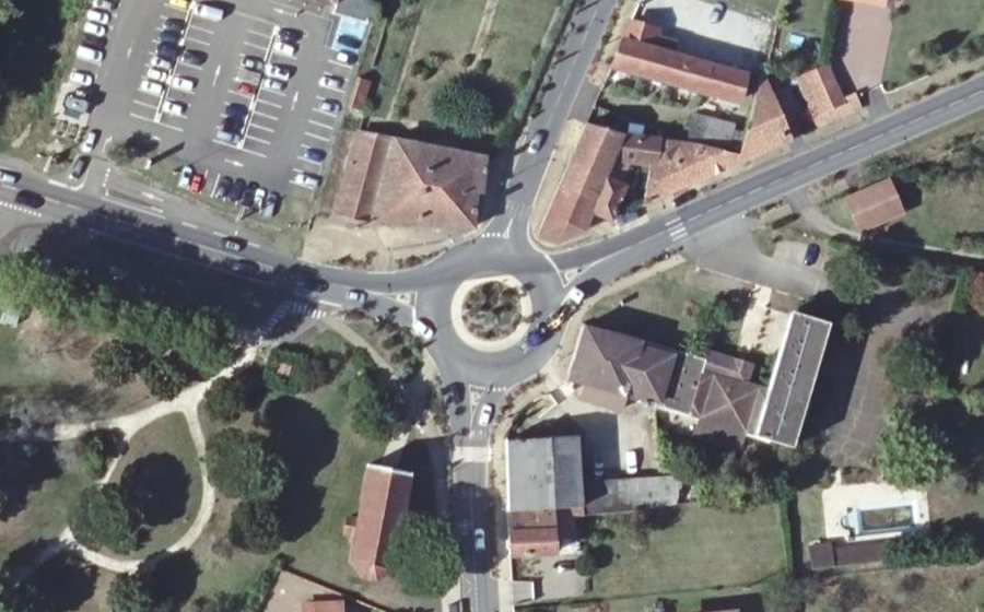 Vue aérienne du Rond-point anonyme n°27211565