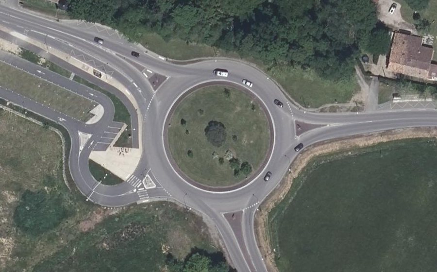 Vue aérienne du Rond-point anonyme n°27219720