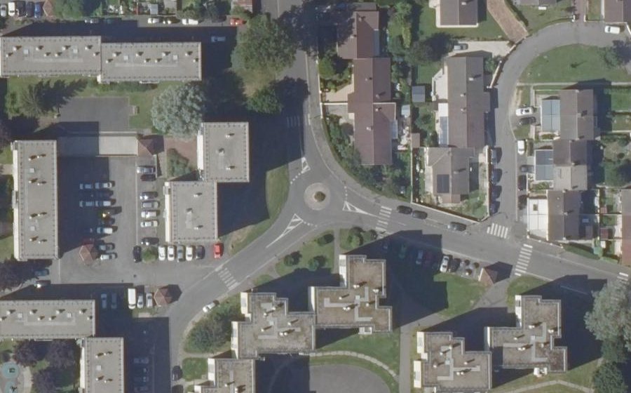 Vue aérienne du Rond-point anonyme n°272325135