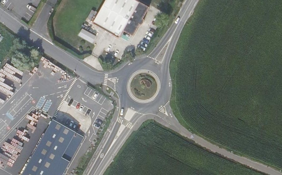 Vue aérienne du Rond-point anonyme n°27235279