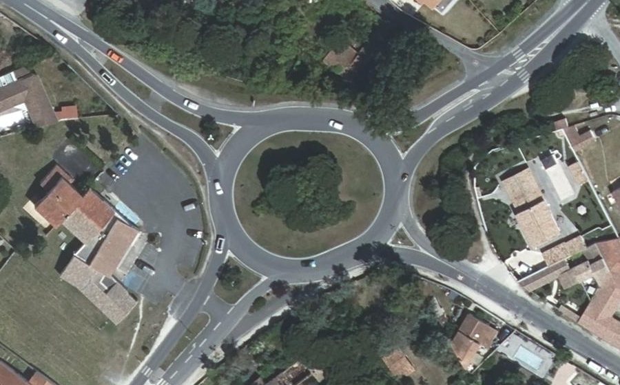 Vue aérienne du Rond-point anonyme n°27235548