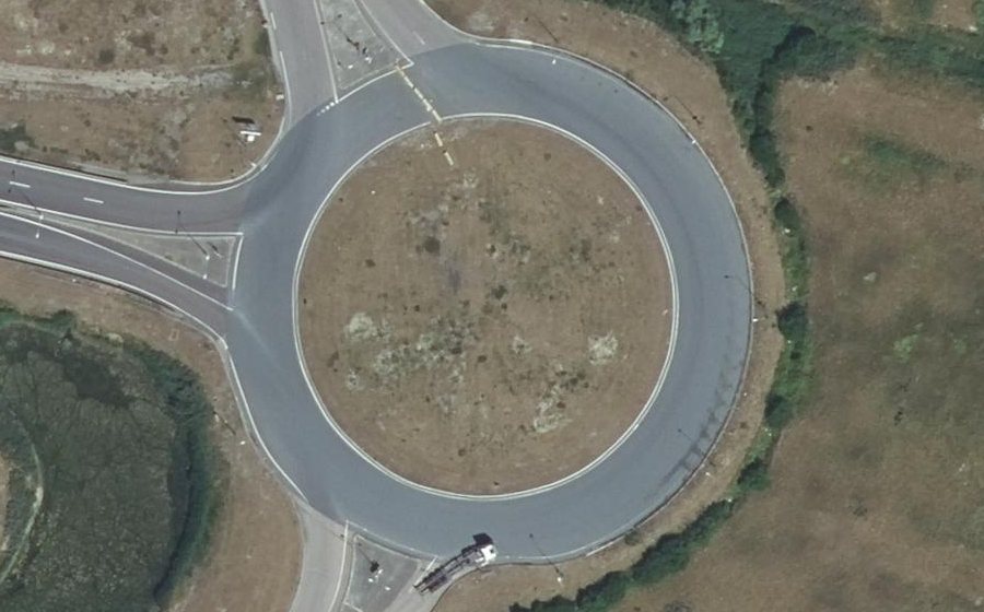 Vue aérienne du Rond-point anonyme n°272400442