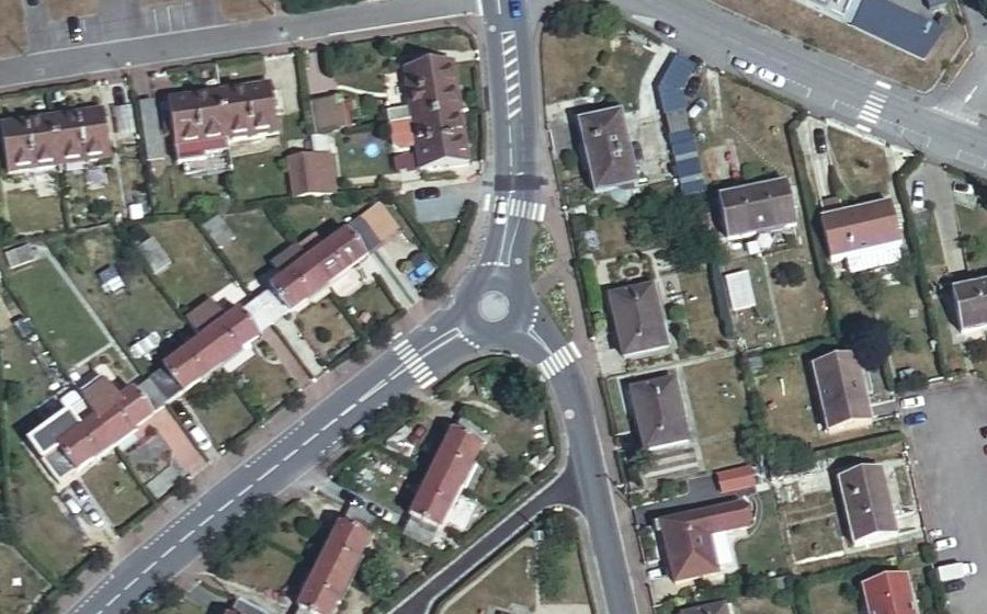 Vue aérienne du Rond-point anonyme n°272446986