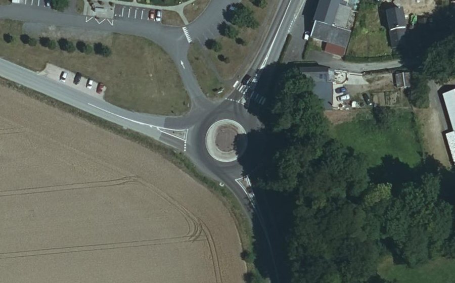Vue aérienne du Rond-point anonyme n°272448094