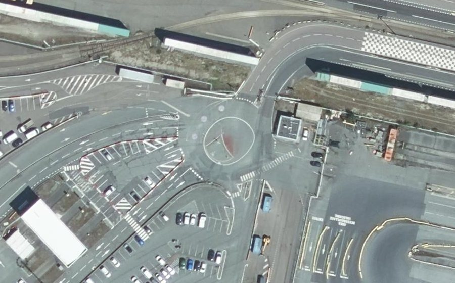 Vue aérienne du Rond-point anonyme n°272475992