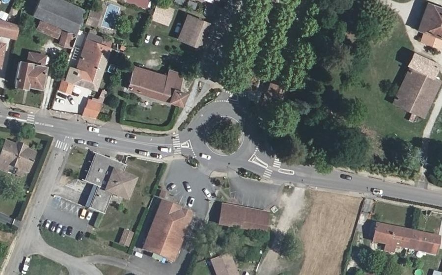 Vue aérienne du Rond-point anonyme n°27254183