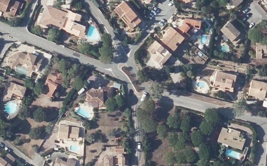 Vue aérienne du Rond-point anonyme n°272694198