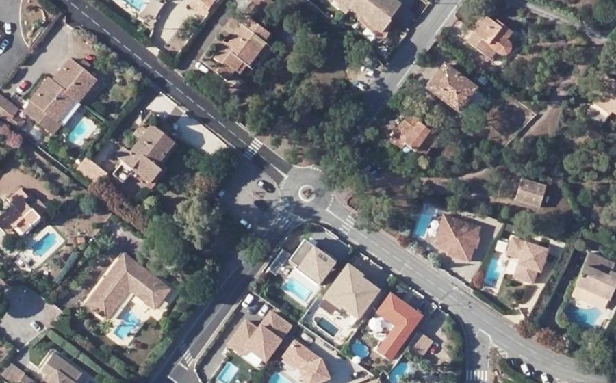 Vue aérienne du Rond-point anonyme n°272694203