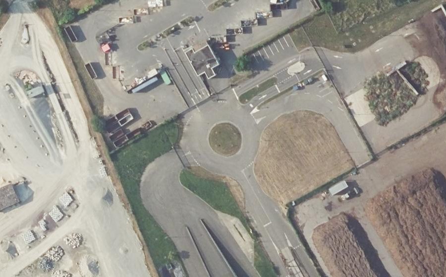 Vue aérienne du Rond-point anonyme n°272760660