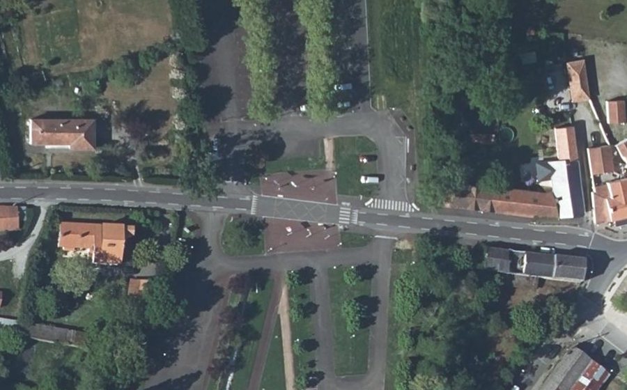 Vue aérienne du Rond-point anonyme n°272768708