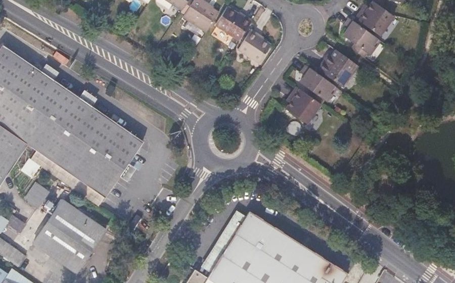 Vue aérienne du Rond-point anonyme n°27281269
