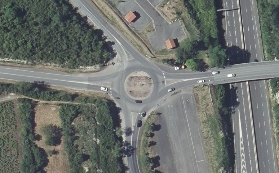 Vue aérienne du Rond-point anonyme n°27282297