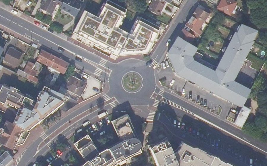 Vue aérienne du Rond-point anonyme n°27282948