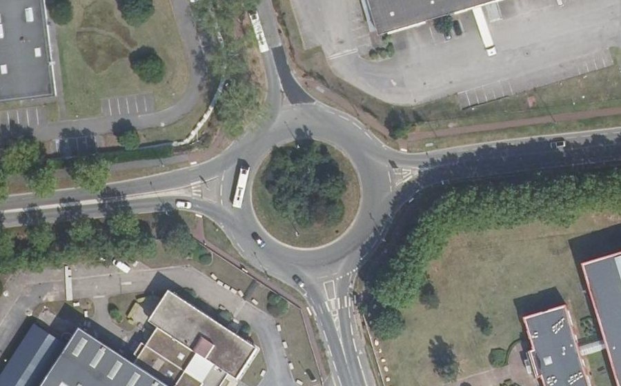 Vue aérienne du Rond-point anonyme n°27283414