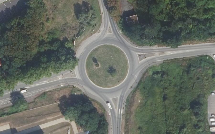Vue aérienne du Rond-point anonyme n°27283422