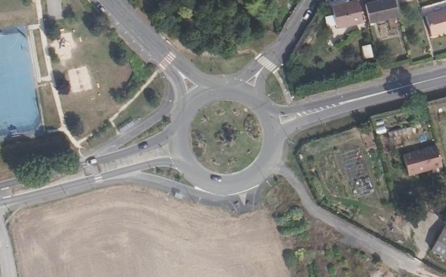 Vue aérienne du Rond-point anonyme n°27283432
