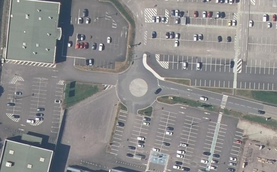 Vue aérienne du Rond-point anonyme n°272838097