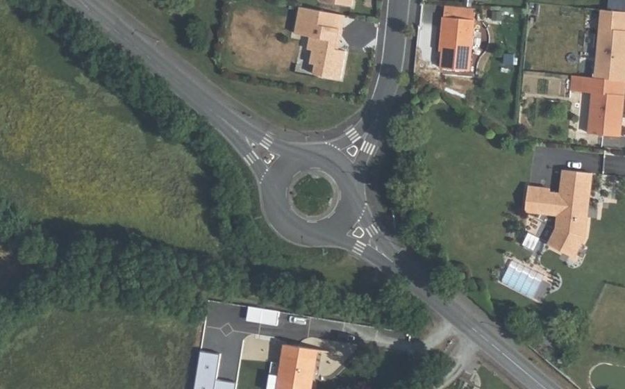 Vue aérienne du Rond-point anonyme n°272841659