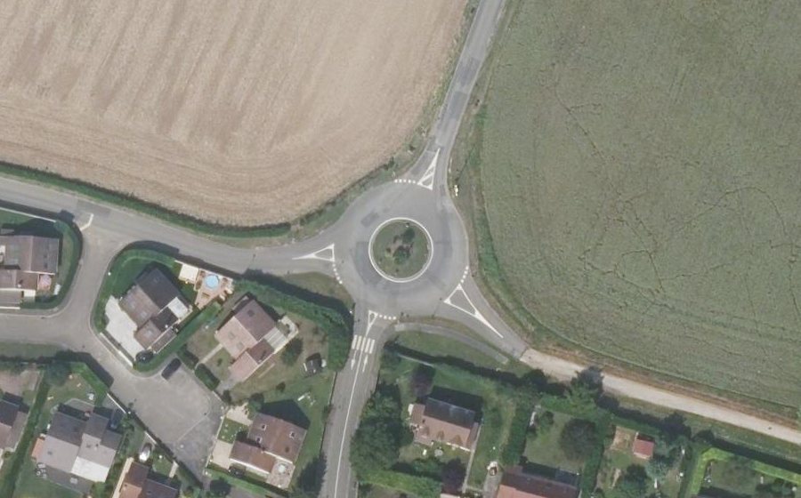 Vue aérienne du Rond-point anonyme n°27285939