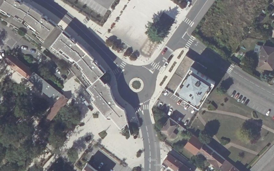Vue aérienne du Rond-point anonyme n°272995866