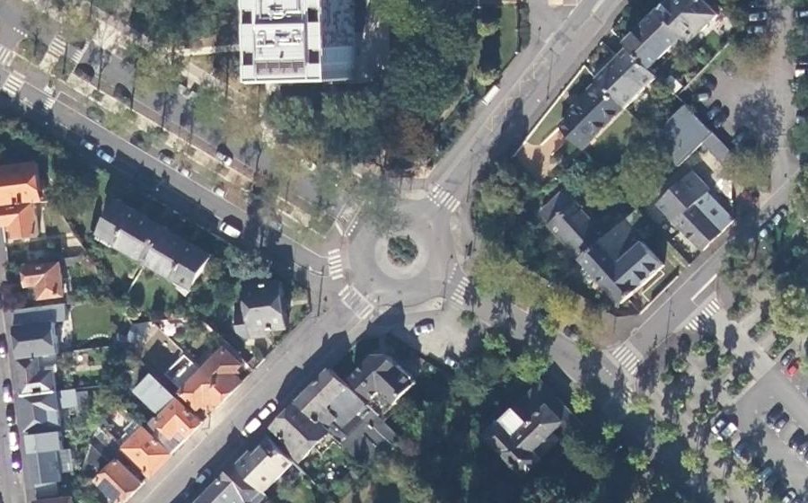 Vue aérienne du Rond-point anonyme n°273068148