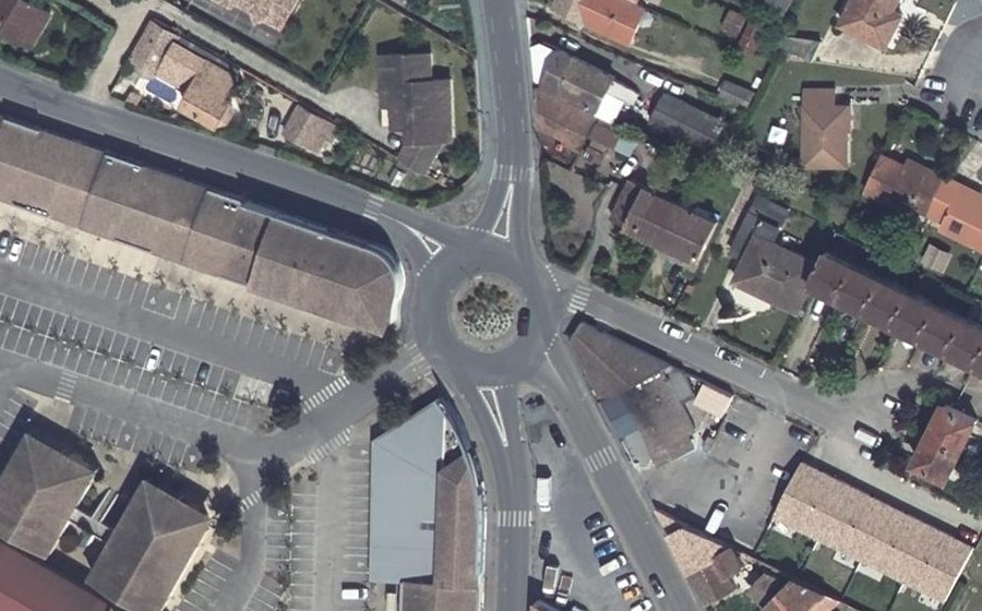 Vue aérienne du Rond-point anonyme n°27311890