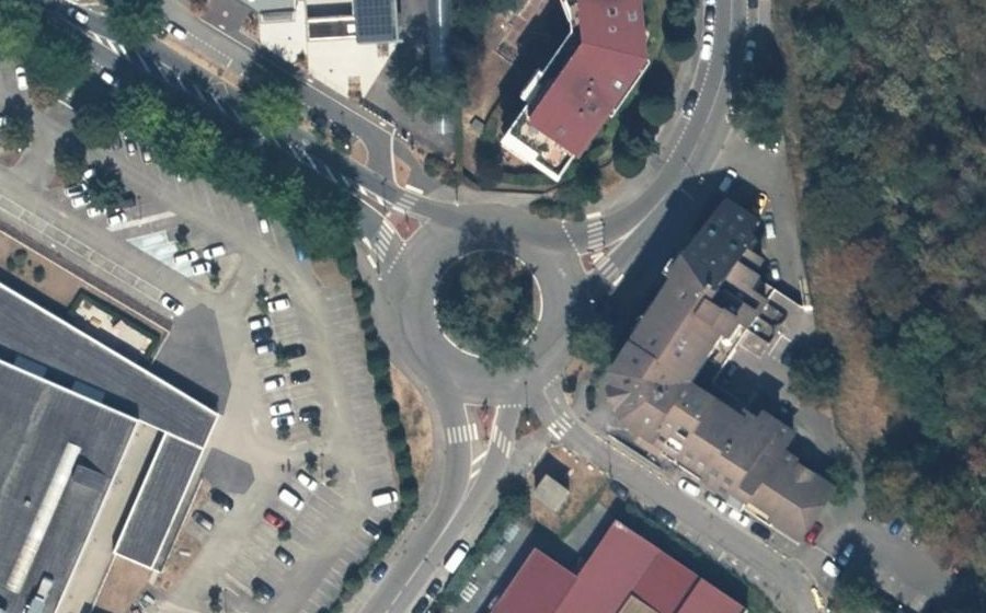 Vue aérienne du Rond-point anonyme n°27314517