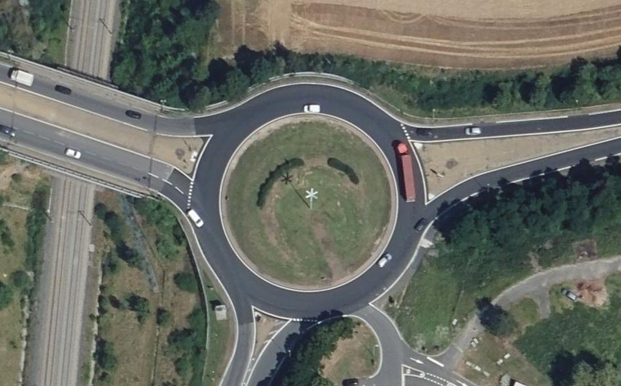 Vue aérienne du Rond-point anonyme n°27317038