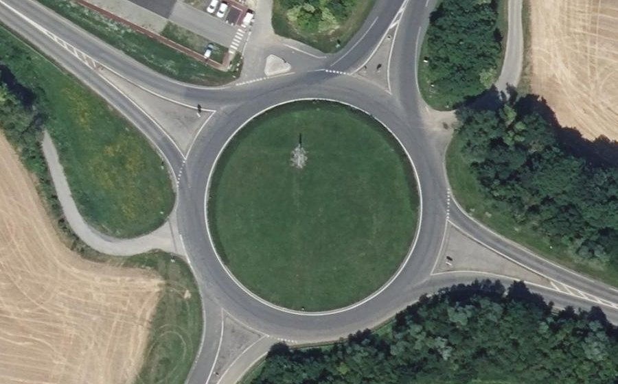 Vue aérienne du Rond-point anonyme n°27317613