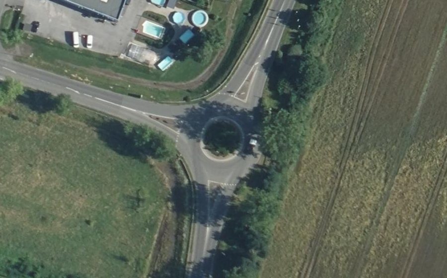 Vue aérienne du Rond-point anonyme n°27317625