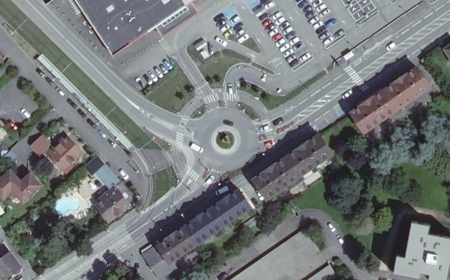 Vue aérienne du Rond-point anonyme n°27318204