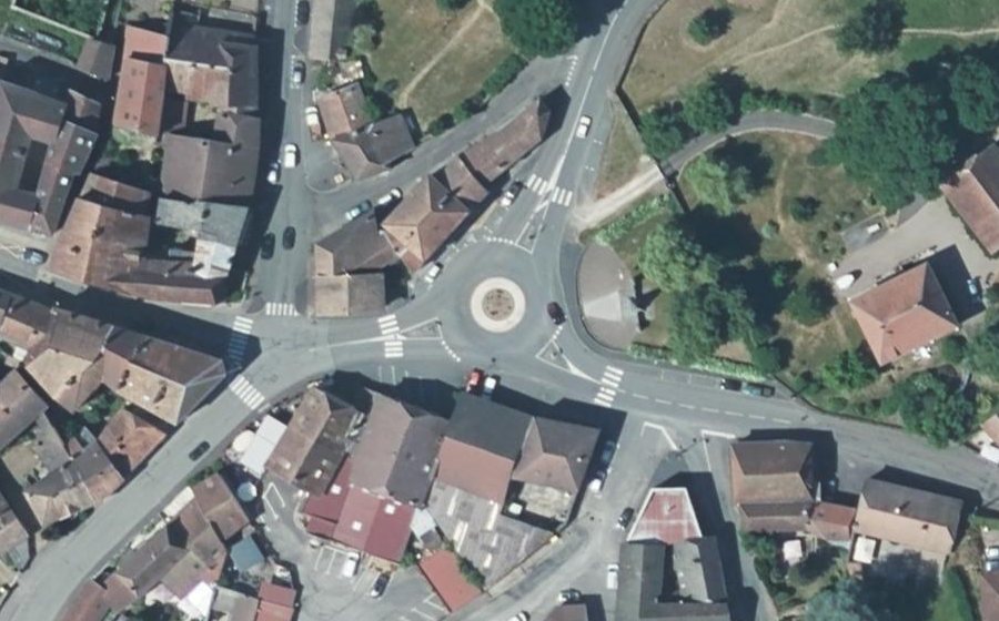 Vue aérienne du Rond-point anonyme n°27327586