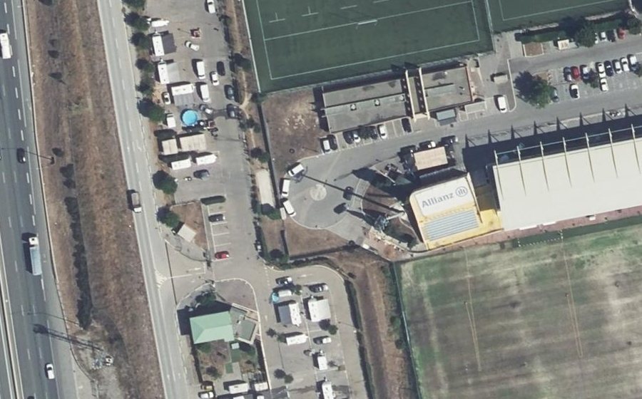 Vue aérienne du Rond-point anonyme n°273304056