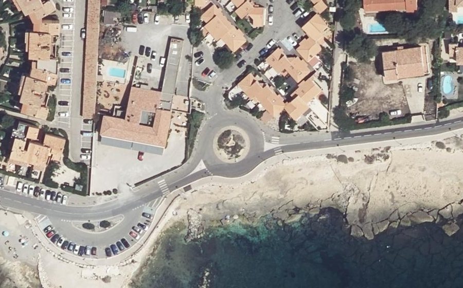 Vue aérienne du Rond-point anonyme n°27334892