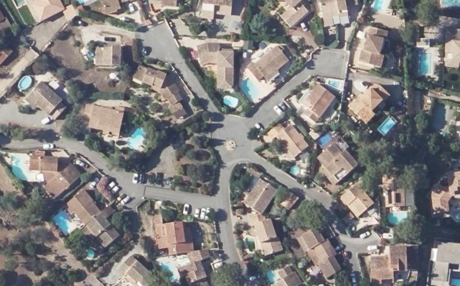 Vue aérienne du Rond-point anonyme n°273373809