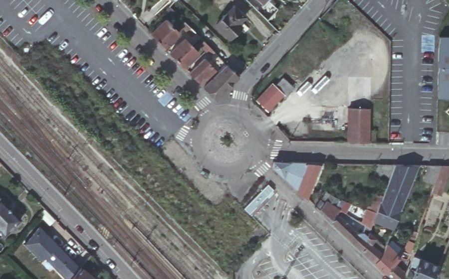 Vue aérienne du Rond-point anonyme n°273409569