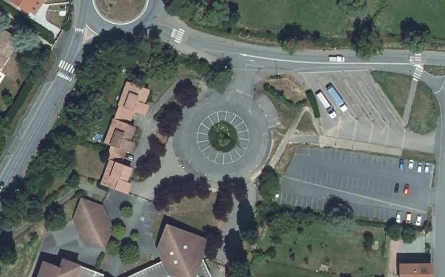 Vue aérienne du Rond-point anonyme n°273409747