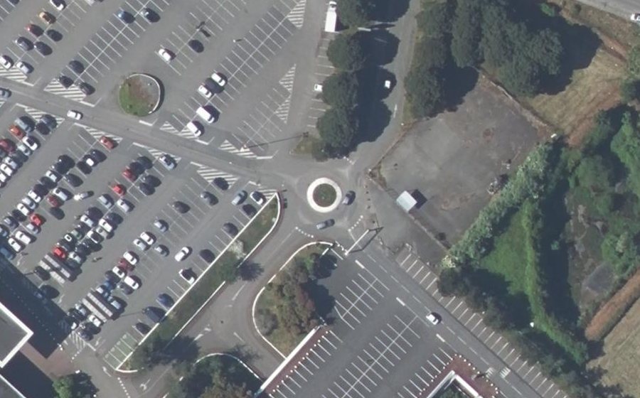 Vue aérienne du Rond-point anonyme n°27349801