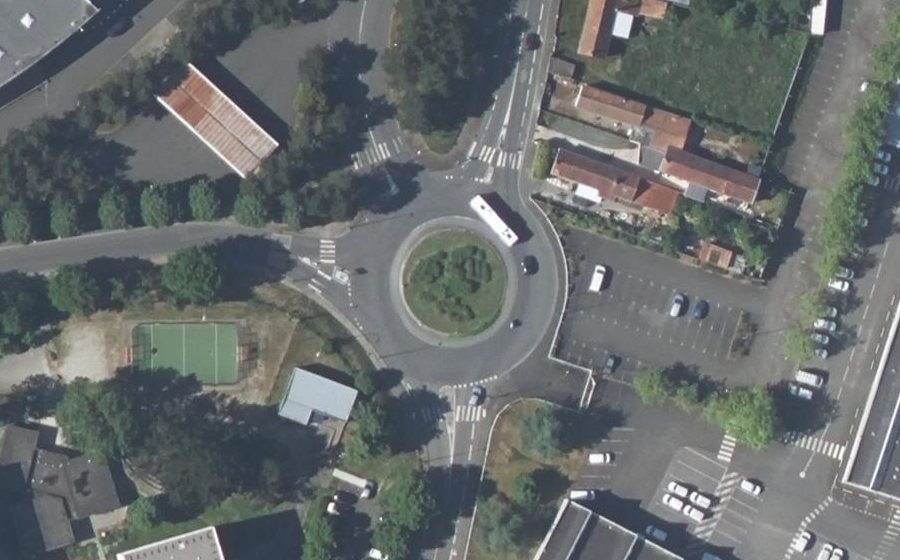 Vue aérienne du Rond-point anonyme n°27349808