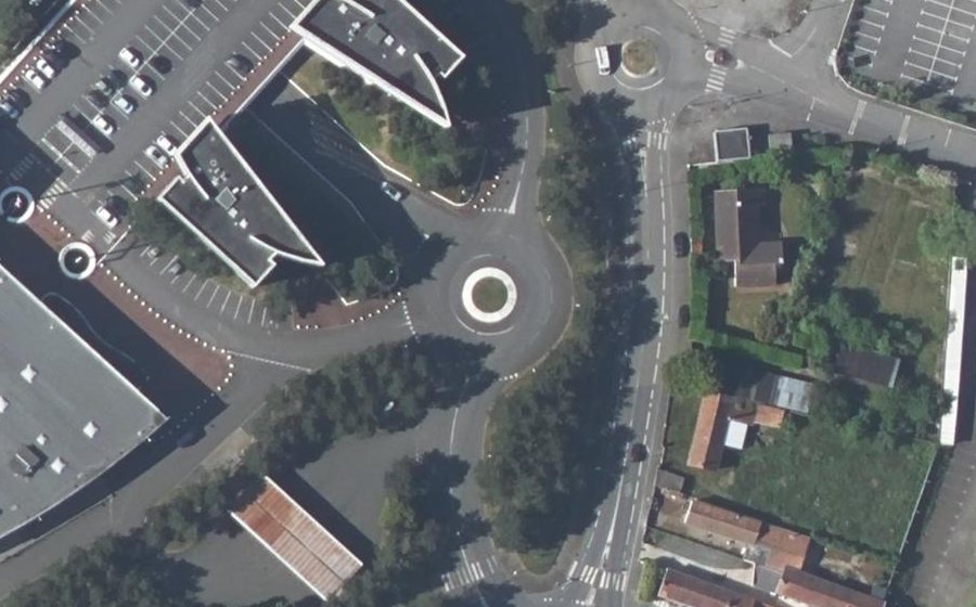 Vue aérienne du Rond-point anonyme n°27349924