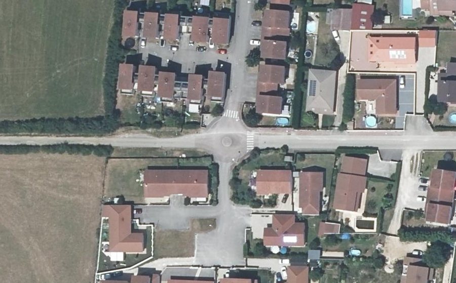 Vue aérienne du Rond-point anonyme n°273502758
