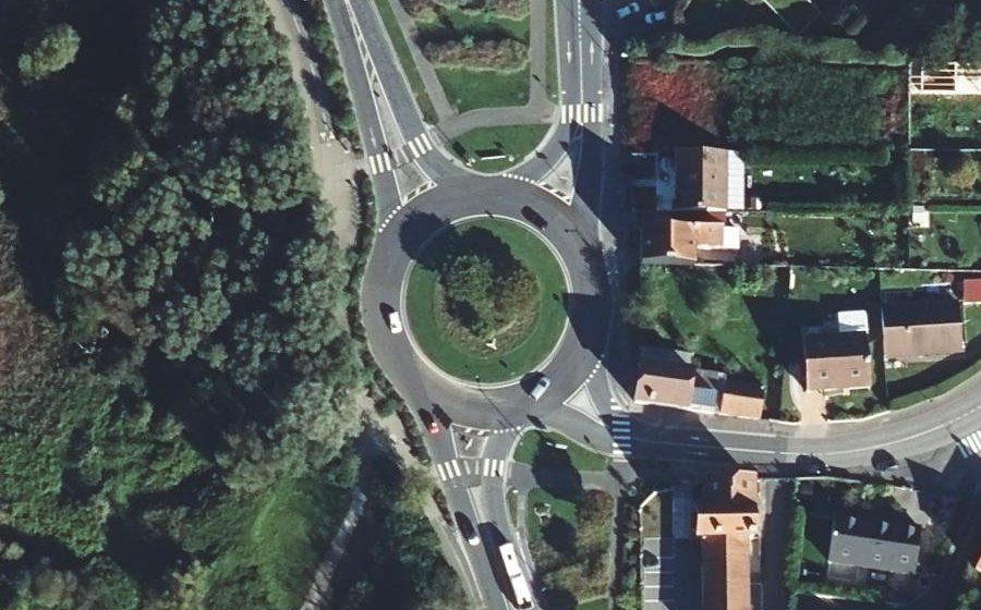 Vue aérienne du Rond-point anonyme n°273505818