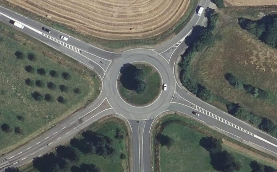 Vue aérienne du Rond-point anonyme n°273544281