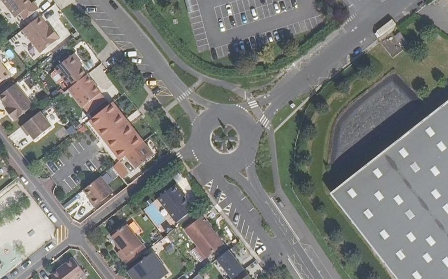 Vue aérienne du Rond-point anonyme n°27355864