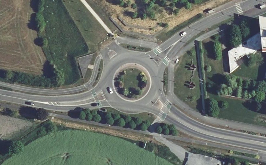 Vue aérienne du Rond-point anonyme n°27358471
