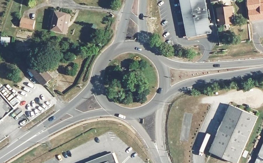 Vue aérienne du Rond-point anonyme n°27360544