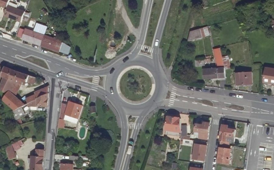 Vue aérienne du Rond-point anonyme n°27362369
