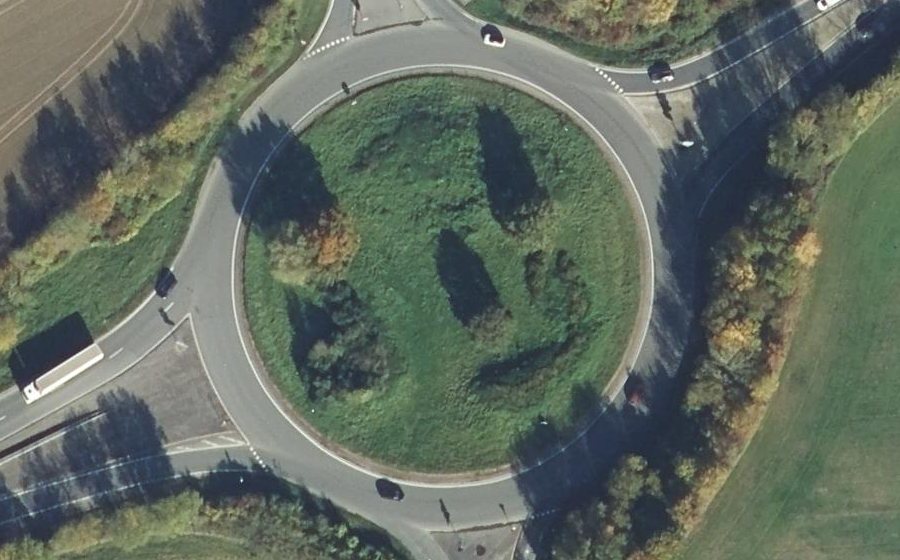Vue aérienne du Rond-point anonyme n°27368121