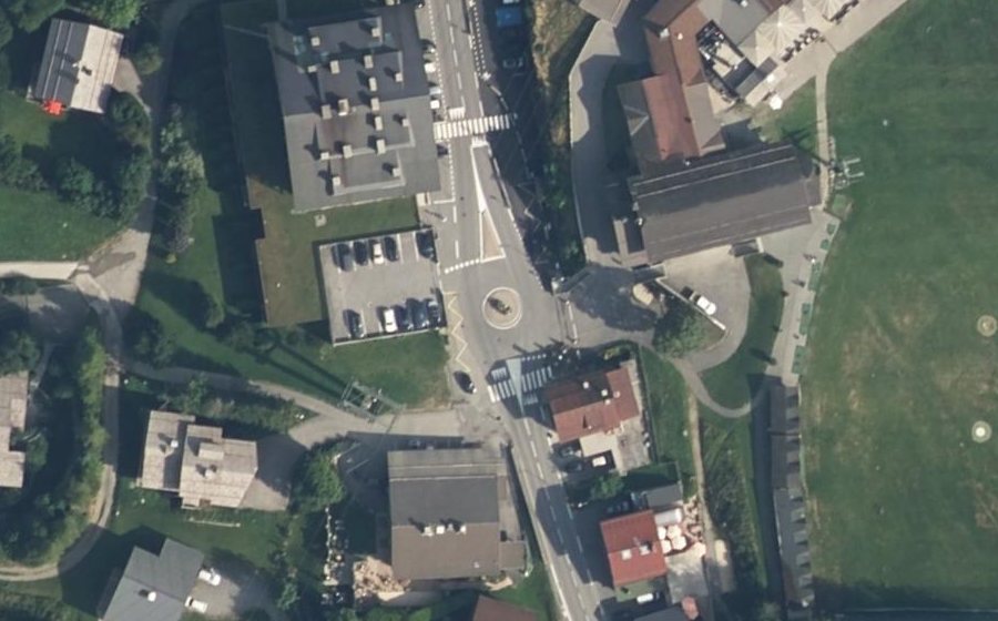 Vue aérienne du Rond-point anonyme n°273684855